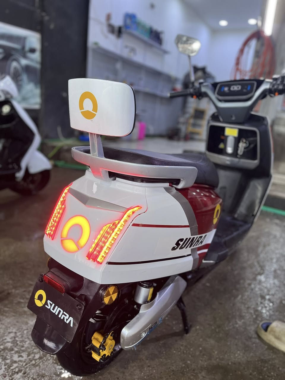 سلام عليكم دراجه شحنه مستعمله قليل جدا ملفه 30000 بطاريات سته نوعه البطاريه برتقالي السعر وتساب ***********
