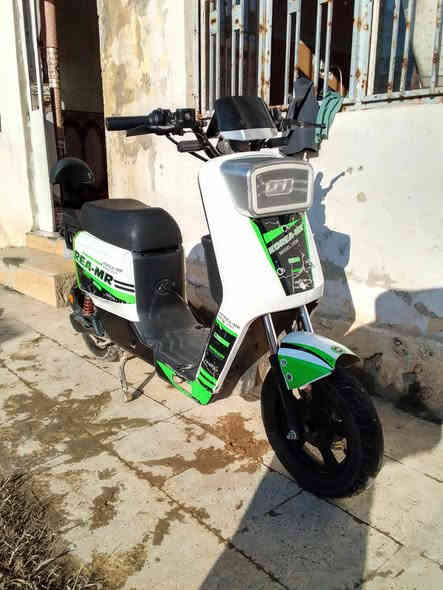 السلام عليكم متاح 
مطور شحن ار 7
بطايات 28امبير 
تشقيل عن بعد
قفل سرقه
مطور نيضف 
الملف والي اصلي 
عقل رياضي 72فولت
السعر 350وبي مجال
0770 034 7882
