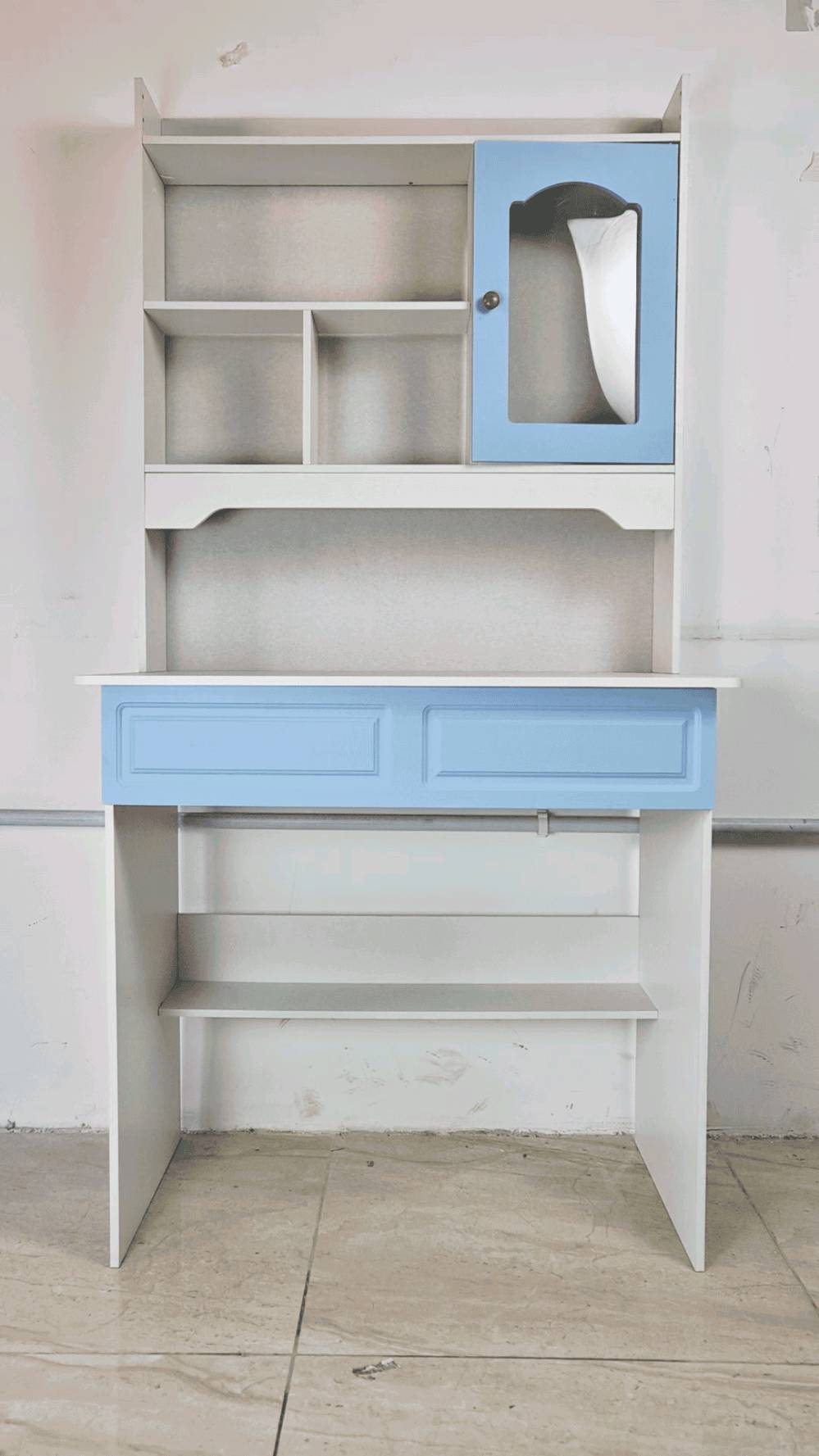 مكتب دراسي مع رفوف للتخزين – 80 سم

الاستخدامات:

مثالي للمذاكرة والدراسة اليومية للطلاب.

مناسب لاستخدامه كمكتب منزلي للكمبيوتر أو القراءة.

يوفر مساحة منظمة لحفظ الكتب، الأدوات المدرسية، والأغراض الشخصية.

يمكن وضعه في غرفة الأطفال أو المكتب المنزلي.

المميزات:

تصميم عملي يجمع بين المكتب والرفوف في قطعة واحدة.

يحتوي على رفوف علوية متعددة للتخزين والتنظيم.

خزانة صغيرة بباب لحفظ الأدوات الخاصة.

واجهة ملونة (أزرق أو وردي) أسفل سطح المكتب لإضافة لمسة جمالية فقط (بدون أدراج).

سطح مكتب واسع ومريح للاستخدام اليومي.

قاعدة سفلية لتخزين إضافي (مثالية للكتب أو الحقائب).

متوفر بألوان جذابة تناسب مختلف الديكورات.

محتويات الصندوق:

مكتب دراسي مع رفوف (يأتي مفككًا مع كامل القطع).

كتيب تركيب مبسط.

الملاحظات:

الأبعاد: الطول 80 سم × الارتفاع الكلي 160 سم × العرض 49 سم.

ارتفاع سطح المكتب: 74 سم.

سهل التركيب والاستخدام.للحجزوالاستفسار*********** واتساب السعر60000
 الف دينار  والتوصيل مجاني لجميع المحافظات