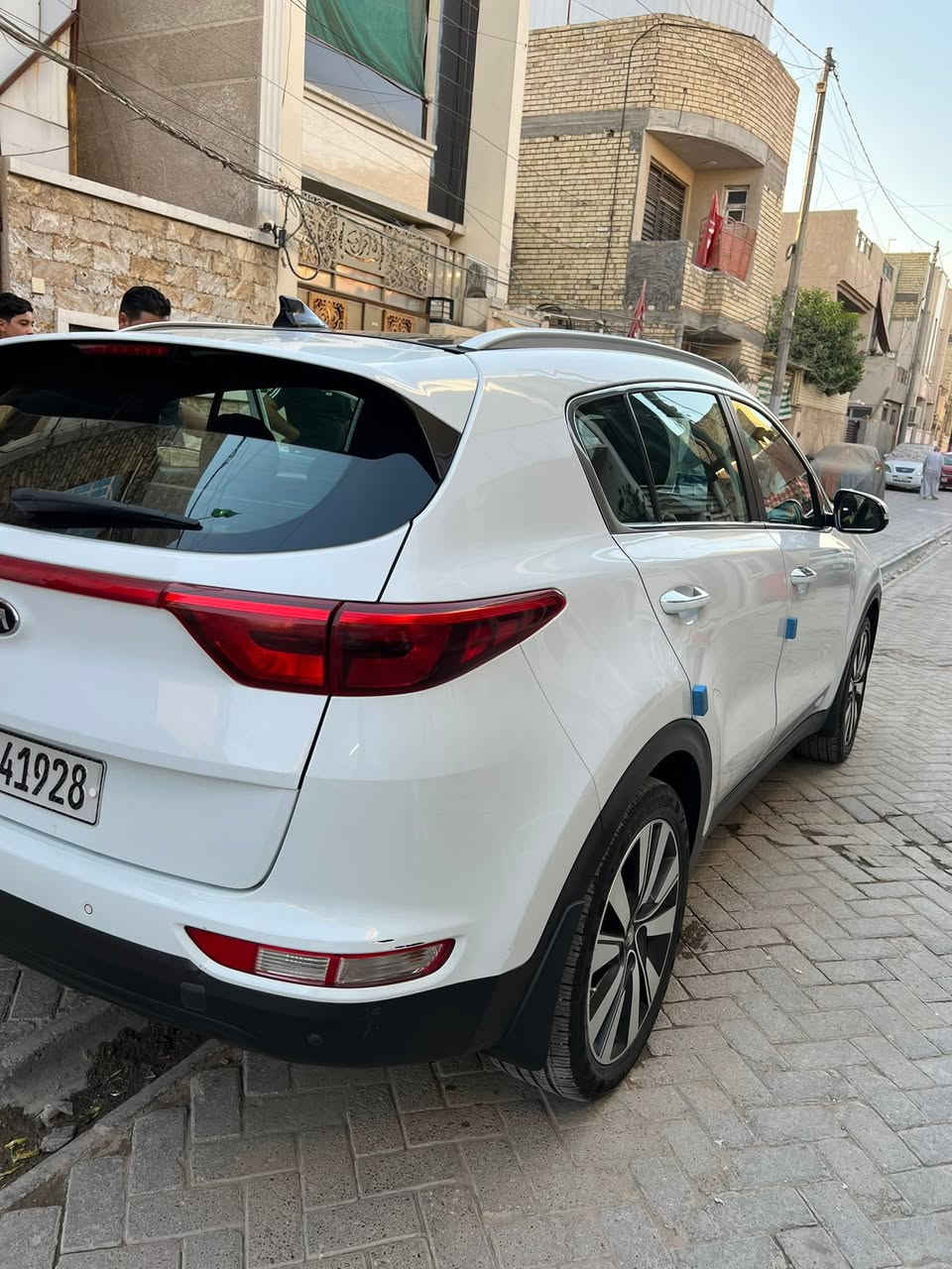 السلام عليكم
سبورتج 18 خليجي فول عده البصمة السيار مكفولة بيها بس بارد قليل بالباب مثل مااموضح بالسونار  مكفوله السياره سعره 175 مكان السيارة بغداد الحرية الثالثة ***********
