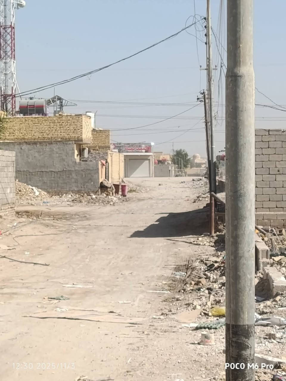 سلام عليكم اخواني بيت على حولي 6بيت عن شارع ابيعك 200م بي وصل من بلديه  رباط ارضي بناء طابوك وصب سقف بناء درجه اولى ماء وكهرباء ومجاري وخط مولد كامل بي نقص غرفتين وصاله لبخ وبياض وارضيه سعر مناسب شراي يتصل//***********
