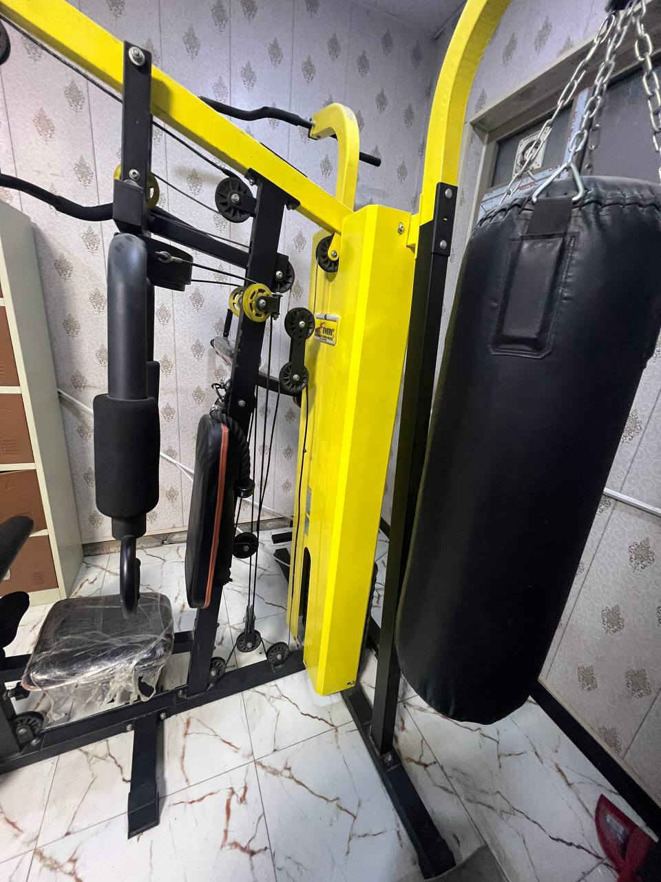 ملتي جم ثلاثي لجميع تمارين الجسم بي تمارين ظهر وتمارين ايد كيل وتراي وتمارين بطن وارجل واكتاف جميع تمارين الجسم يتكون من سحب بكرة امامي وخلفي وسحب ارضي وسحب حبل من الوسط وفراشة ودفع ماكنة للامام وسحب دفات للظهر وتمارين سيقان وكيل لاري وعقلة ورفع ساق وبرليك ويحتوي على جيي ملاكمة لتمارين اللكم السعر 750 سعر وبي مجال عنوان بغداد المدائن للشراي مراسلة الصفحة او الاتصال على الرقم ***********
