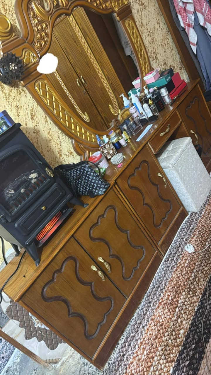 توجد غرفه نوم توج خشب حطاطه نضافه 90 بل ميه السعر 900 وبيها مجال 
العنوان الرمانه منطقه البوعبيد للاستفسار ***********

ادمن وافق
