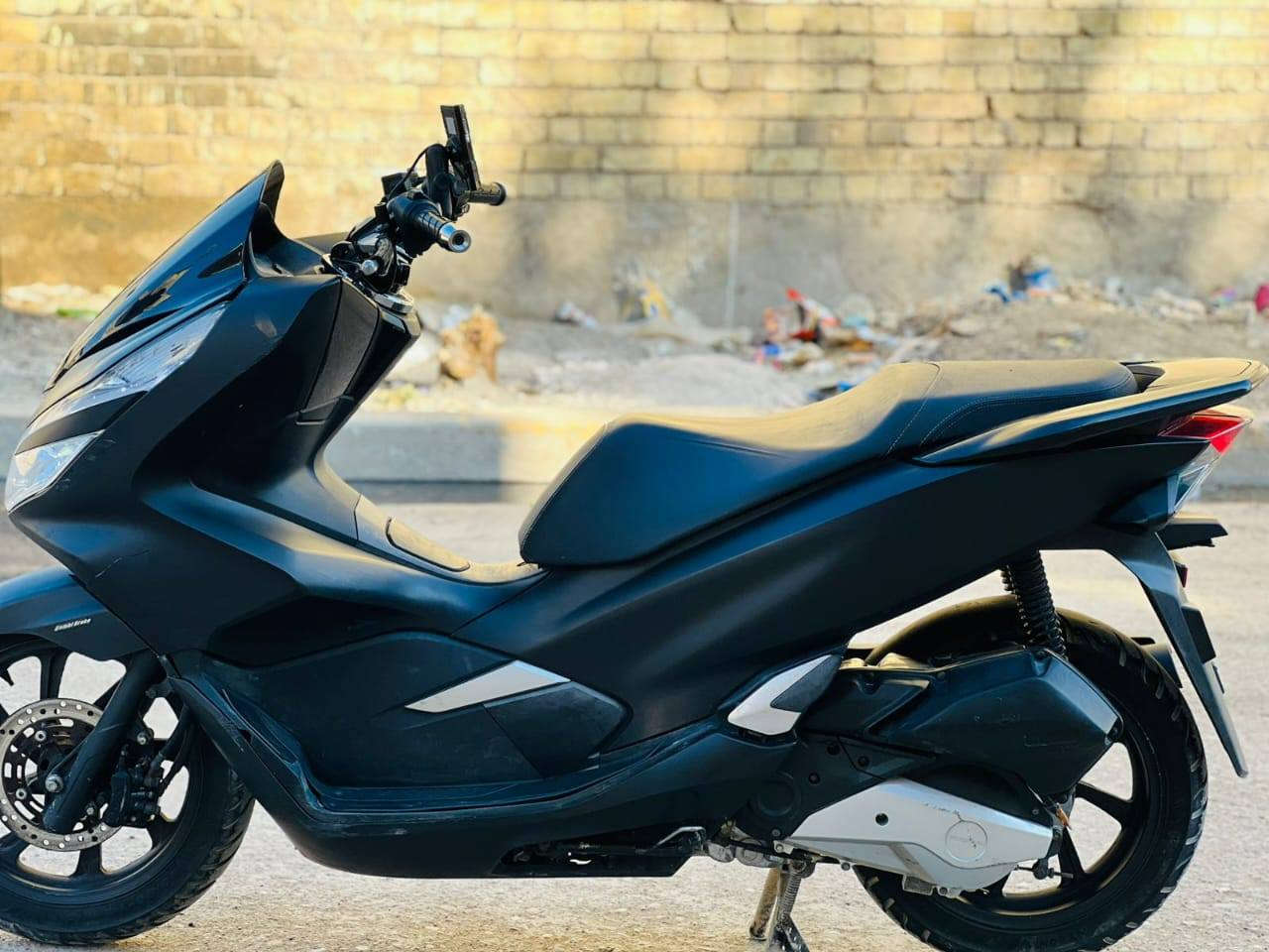 سلام عليكم للبيع دراجه PCx جيل ثالث  وارد كوري بصمة درجة حلو ونضيفة بمعنة الكلمة محرك برغي واحد مامفتوح بي كاملة مكملة مناقصهة شي كهربائيات كلهة شغالة السعر 1850 وبيه مجال بسيط انتة شراي خابرني وتدلل مو شراي لاتعبني والسوك كلشي بي واني خادم مكاني مدينة الصدر ***********
