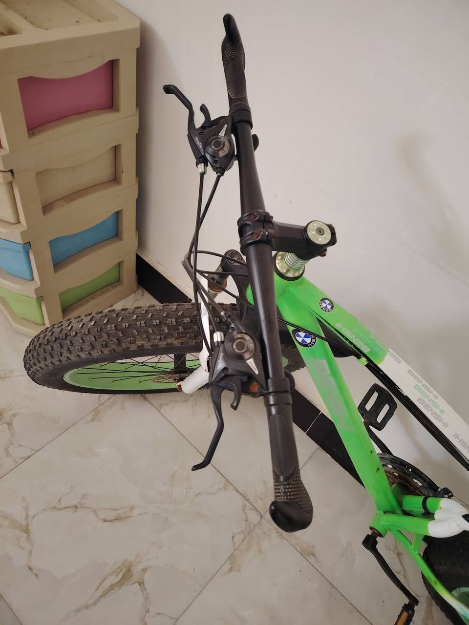 السلام عليكم بايسكل دبابه حجمه 26 بس ضخم جديد اصلي غير تجاري كلشي بي جديد استعمال قليل كله شغال كير خلفي 7 نمر والامامي 3 عوزه بس تبديل زنجيل وتضب الفلنجه الخلفيه السعر 150 وقابل للتفاوض بايسكل مرتب والي ياخذه ما يندم ابد ويتحمل اوزان عاليه ومريح بالسياقه كلش للاستفسار مراسله خاص او الاتصال ***********
