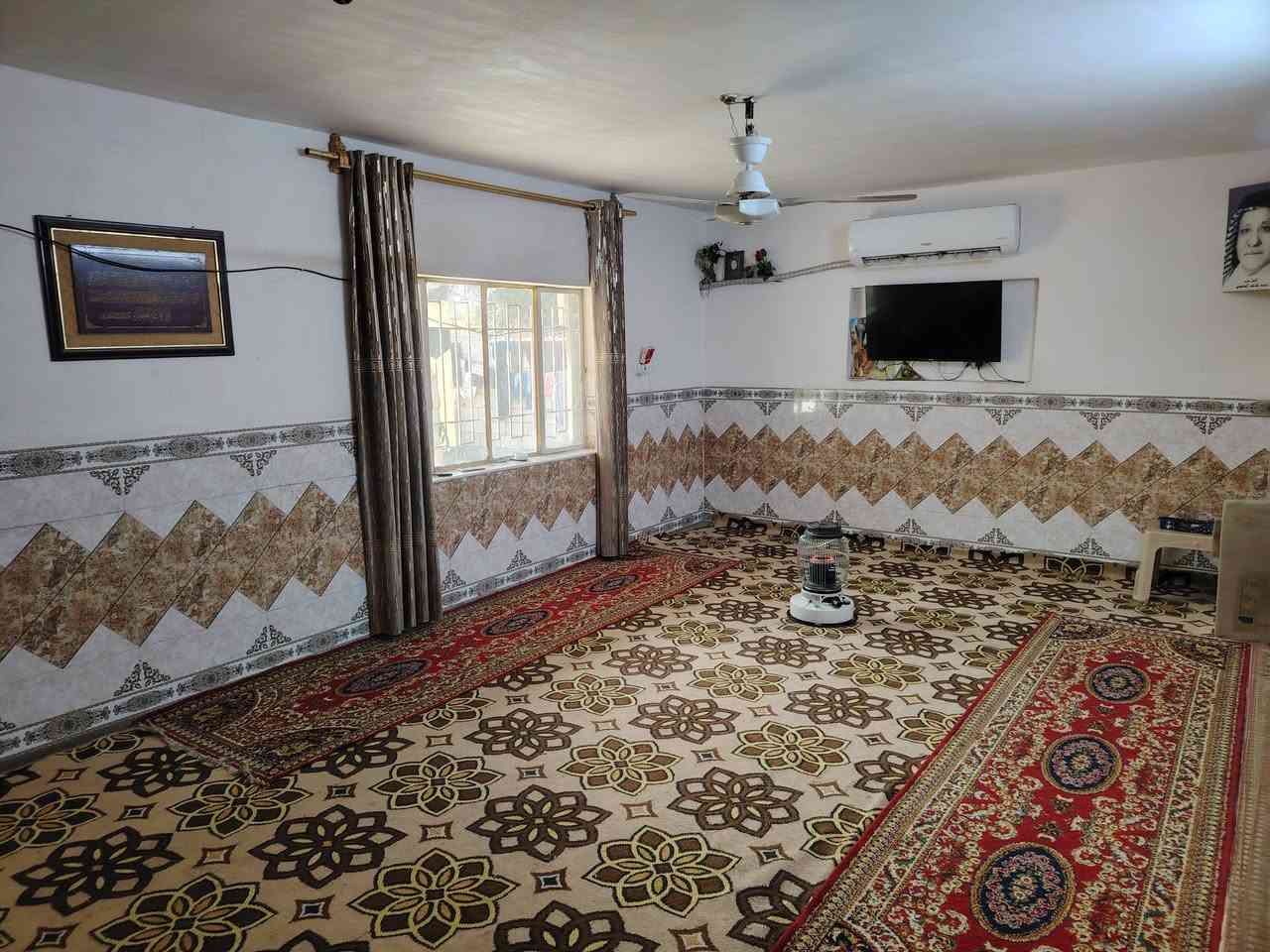 سلام عليكم دار للبيع مساحتة 350يحتوي غرفتين نوم ومطبخ حار وبارد وستقبال وهول كبير مكاني في قريت شنتر والمنطقه خدمات كاملة تبليط مجاري كهرباء مي استفسار على هاذ الرقم ***********و***********
