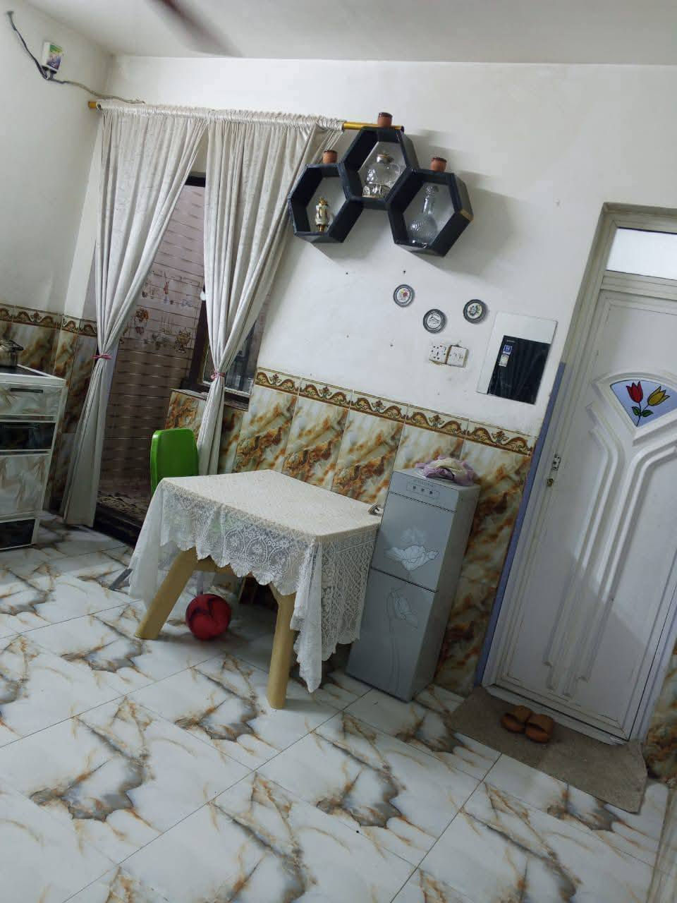 السلام عليكم منزل للبيع في بغداد طابو صرف
🔰مساحة المنزل 85 متر
📍📍📍📍يباع مع الاثاث كامل 📍📍📍📍
🔰واجهه المنزل 4 متر 

🔰 النزال 21 متر 

🔰 يحتوي على كراج متوسط المساحة + استقبال 4×5

🔰 درج + منور 

🔰 مطبخ حار + صاله او مطبخ بارد + حمام 

🔰 الطابق الثاني يحتوي على غرفه 4×5 + 

🔰غرفه 4×4 مع حمام 

🔰الطابق الثالث بيتونه + سطح 4×5 

🔰 و سطح ثاني 4×4 

🔰 المنزل مترمم سنه 2018 بناء عگاده جديد كامل 

🔰 سيراميك الطابق الاول كامل والطابق الثاني ازاره

🔰 السطحين شتايكر كامل والبيتونه ايضا شتايكر 

🔰 حمامات 3 سيراميك كامل 

🔰 جام الشبابيك كامل جاهز وأي كسر مابي فقط فتحات 🔰السبالت وكيبلات الانترنيت 

⚠️ سعر المنزل 180 مليون دينار مع الاثاث قفل 

⚠️للتواصل *********** 

📍العنوان بالحبيبية شارع لحوم باقر الموسوي
