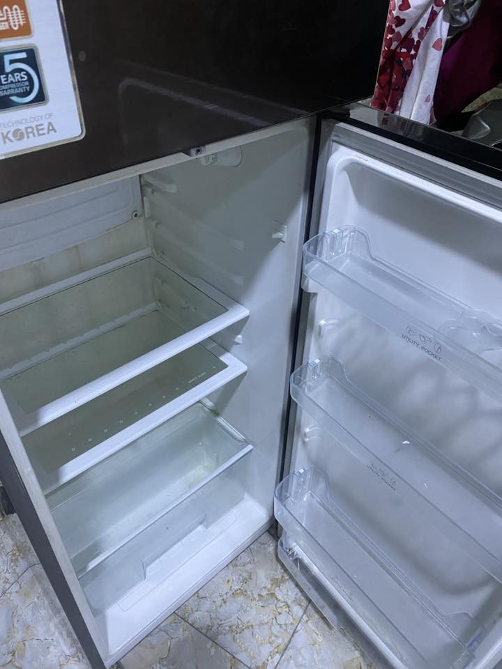 ثلاجة ماركة الحافظ بابين 
نظيفة جدا ب١٥٠ الف مكاني بغداد حي الجهاد
***********
