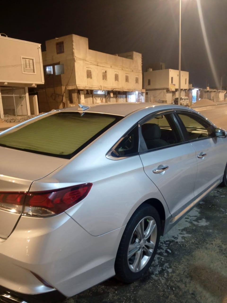 سلام عليكم سوناتا للبيع موديل 2018رقم اربيل باسم  شركه فول مواصفات ما عده الفتحه السياره حادثة خفيف الايرباك سالم مكان السياره في البصره السعر130
رقم الهاتف ***********واتساب 
0772935888
