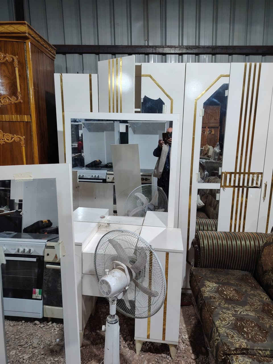 لبيع وشراء الأثاث المستعمل والجديد ومراوس العنوان كاطون الرازي قرب المجسر مقابيل الملعب شارع السايدين نشتري كافت الأثاث المنزلي ولمكتبي وغرف نوم تركي صاج عراقي للاستفسار هاتف وتس اب ***********
