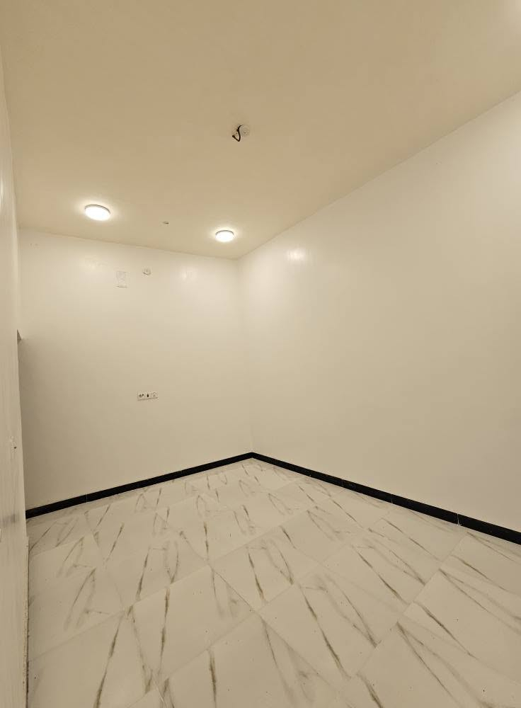 🏡 دار حديث للبيع – فرصة مميزة
📍 الموقع: البصرة / أبي الخصيب – محيلة / طريق سيد حامد
📐 المساحة: 100 متر مربع
📜 نوع الملكية: طابو زراعي عراقي
✨ تفاصيل الدار:
• غرفتين نوم
• صالة
• مطبخ
• ديوانية
• صحيات
💰 السعر: 65 مليون دينار (قابل للتفاوض)
📞 للاستفسار: *********** البصرة, العراق
