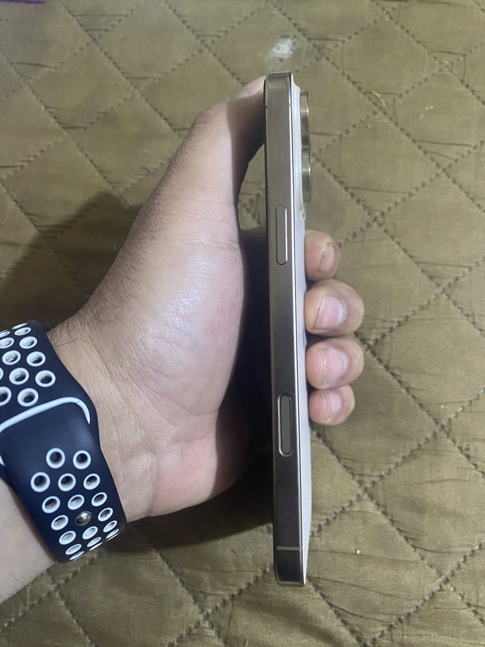 السلام عليكم  ايفون ١٦ برو ماكس شباني ذاكره ٢٥٦ بطاريه ١٠٠ مشحون ٦١ مره النضافه ١٠٠ / ١٠٠ 
الكسر الي بل صوره الي هوه الزكه وليس الشاشه مع غراضه كامله كيبل وكارتونه مكاني الشعب حي اور الاتصال بل رقم ***********
