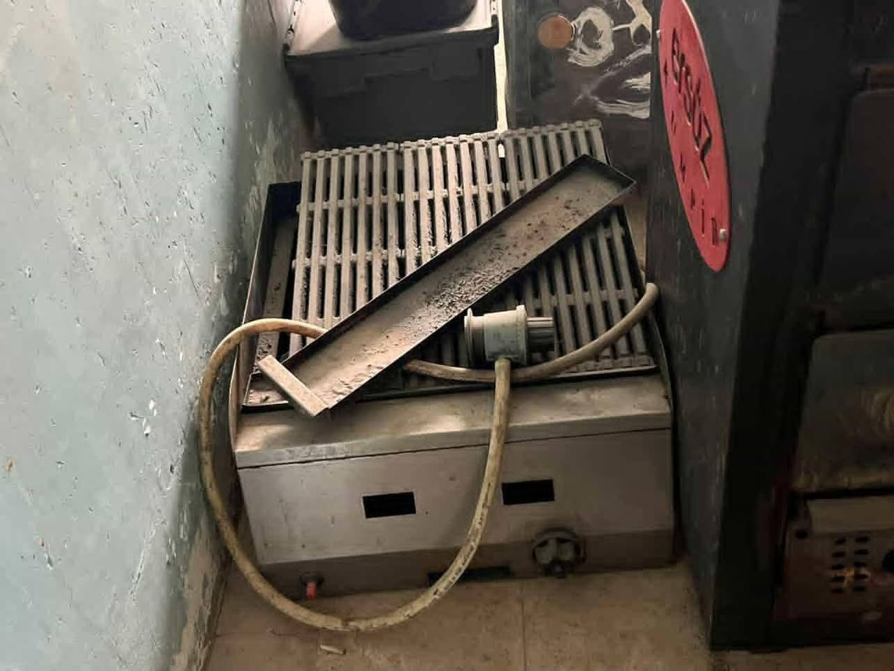 سلام عليكم للبيع 
قلايه فنكر بعده جديده 
شوايه بركر فحم بركاني عل غاز 
كابسه صاج 
فنكر كومبير كامل مكمل 3 ابواب 
سعر كله جوه سوك وكلهن جدد 
الاستفسار واتساب  او اتصال مكان الفلوجه 
***********
