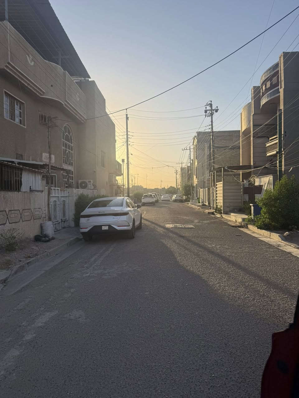 دار للبيع المساحة 150 متر 
الموقع الشباب المربع الذهبي 
يتكون البيت من طابقين 
يحتوي على 3 غرف نوم وطبخ وصالة وهول حولي 
وحمام 
بسعر قطعة ارض في الموقع المذكور 
للاستفسار اكثر مراسلة الصفحة او الاتصال على الرقم التالي 
***********
مكتب ركن الابداع
