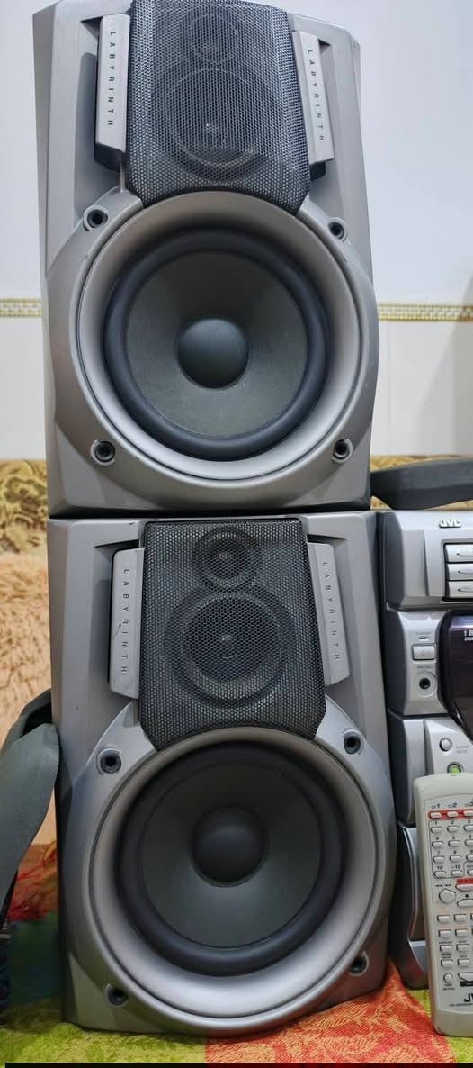 السلام عليكم .
سيستم ياباني اصلي تحفة من شركة JVC موديل MX-V508T ..النظافة ممتازة .
 سماعاته خشب الاصلية للجهاز . ملحقاته ريموت تحكم وفيشة اواكس و بلوتوث خارجي .
جهاز بلادي ما مصلح نهائيا و شغال بالكامل 
فقط الكاسيتين ميشتغلن يحتاجن قوايش . المواصفات :
مشغل ٣ اقراص  CD وMP3 يعرض صورة و صوت عالشاشة .
دبل كاسيت مسجل . يحتاجن قوايش .
 ادخال اواكس مضخم لربط النقال او الشاشة او اي جهاز اخر و ربط بلوتوث خارجي عالاواكس .
راديو باحث AM + FM .مع خزن قنوات مفضلة 
٢ ادخال لربط لاقط مايكرفون مع تحكم بالصوت 
مع تحكم كامل بالصوت من ايكولايزر و ساوروند و سوبووفر البيز مع خاصية البيز المضاعف 
ACTIVE BASS 
طبعا شغل الجهاز وصوته راقي جدا  من قوة صوت و وضوح و بيز ممتاز  .
زوج السماعات الفوق تباع لوحدهم بسعر ٥٠ الف الجهاز مع سماعاته لوحدهم سعره  ١٠٠ الف نهايته من الاخير اخوان .
اي استفسار والمراسلة عالخاص رجاءا او الرقم
*********** البصرة .موجود توصيل شركة .
