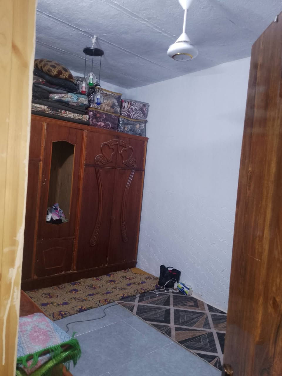 للبيع مساحه 50م مسجل بلبلديه ومرقم مشمول بلتطويب يتكون من غرفتين وصاله ومطبخ وصحيات ومكشوفه درج تشاريف السطح مطبك فرشي العنوان شارع المطار الجديد شارع الحوزه قرب اسواق تبوك قريب علشارع الارضيه بورسلين بناء ابلوك تجعيب طابوك السكف عكاده شيلمان السعر 18بي مجال قليل جدا للستفسار اتصل ***********مكتب بركات الصدرين للعقار شارع الحوزه

