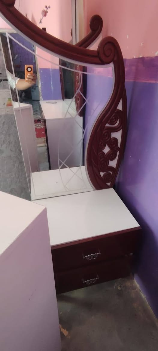 سلام عليكم غرفه اخشاب تركيه للبيع السعر ٤٠٠ وبيهه مجال قليل المكان زبير حي القائد***********
