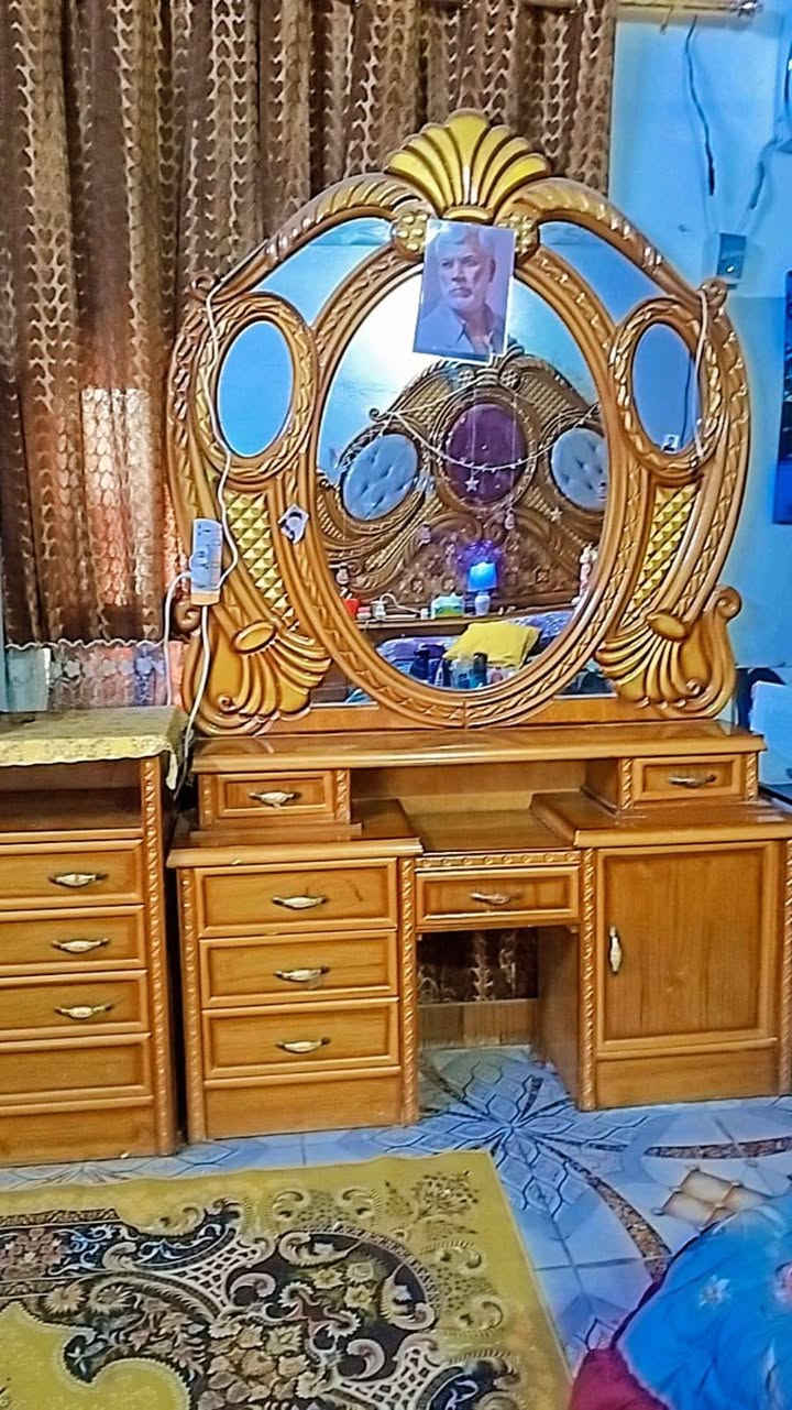 السلام عليكم
غرفة نوم نجارة عراقية ستة ابواب طابقين نظيفة صار فتره قلبله اشتريتها وهسه اريد ابيعها 
سعرها ٨٠٠ الف وبيها مجال تجي تشوفها وتدلل 
مكاني البصرة سفوان 
***********
