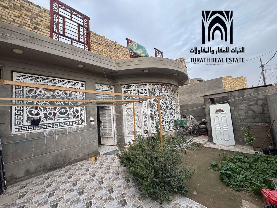 #اعلان_رقم_386

لكل من يبحث عن الاستقرار والراحة، نعرض لكم داراً سكنية بمواصفات استثنائية:
• 📍 الموقع: حي الجامعة - موقع استراتيجي قريب من كافة الخدمات الحيوية.
• 📐 المساحة: 200 متر مربع (طابو صرف).
الطابق الأرضي: 
غرفتي نوم، صالة واسعة، استقبال فاخر، مطبخ، حمام وصحيات خارجية، بالإضافة إلى حديقة تضفي هدوءاً وجمالاً.
• الطابق العلوي: 
صالة كبيرة جداً مع هيكل جاهز (شبابيك وبناء واصل للسقف) بانتظار لمساتك النهائية.

• 💰 السعر: فرصة ذهبية وسعر مغرٍ جداً للجادين.
📞 للتواصل والاستفسار: ***********
📍 أو زورونا في: مكتب التراث - العروبة الأولى - مقابل اللجان الطبية - شارع سيد مكي.
