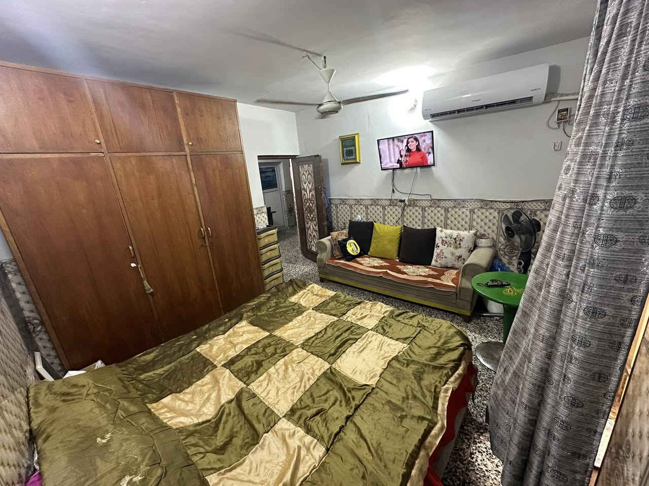 السلام عليكم 
بيت ٢٠٠ متر طابو صرف يتكون من ٤ غرف نوم ثنين فوك وثنين جوه وكراج وصاله ومطبخ وحمامات٣ 
العنوان الحسينيه السكلات سكله ١٣ 
للتواصل واتساب فقط ***********
السعر خاص رجآ
