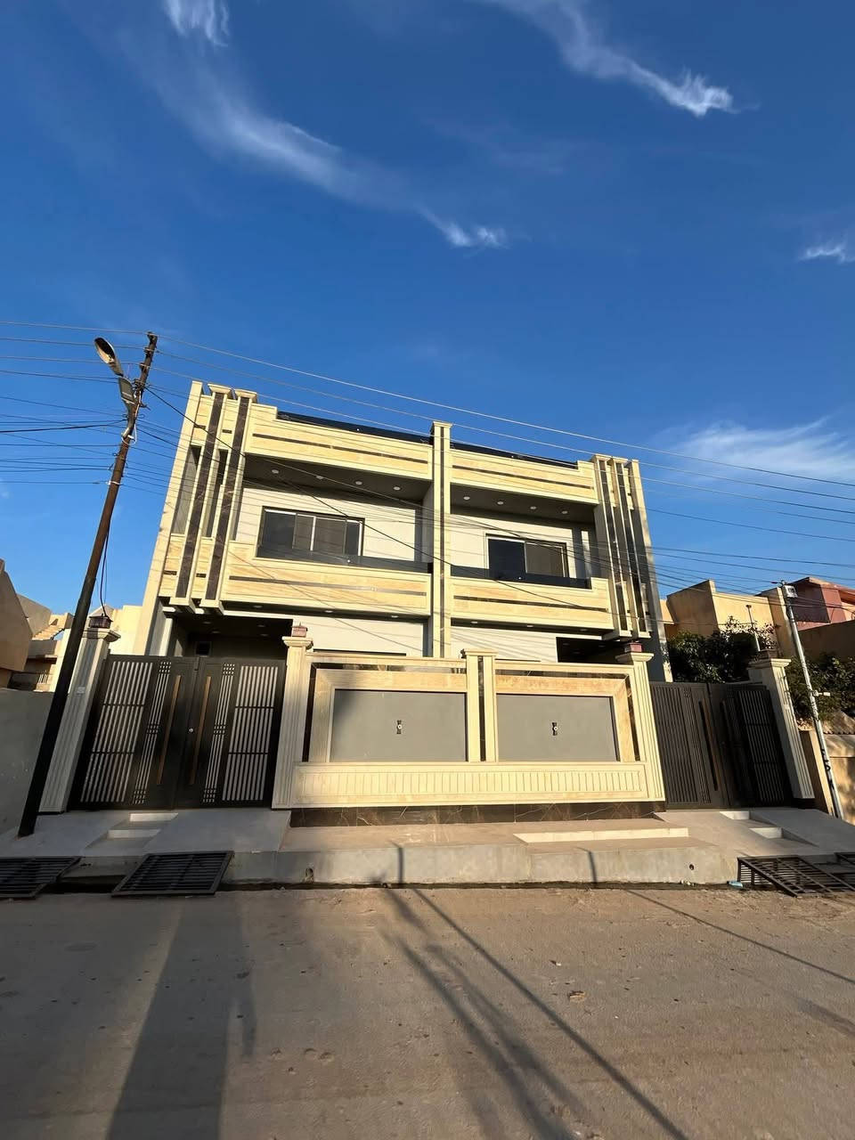 للبيع - دارين في حي الاخاء 👍
*المواصفات:*

- *المساحة:* ١٥٠ متر 🏠

- *الواجهة:* ٦ متر 🌆

- *الموقع:* حي الاخاء شارع 12 مقابيل بيت حديقه 

- *السند:* طابو زهور 📝

- *البناء:* حديث زيرو 🔥

- *التسليم:* مفتاح 🔑

*التفاصيل:*

- *طابقين:*

    - *الطابق الأول:*

        1. كراج 🚗

        2. هول 🏠

        3. استقبال 👥

        4. مطبخ 🍳

        5. صحيات 🚽

        6. مناور 🌞

        7. غرفتين نوم 🛏️

    - *الطابق الثاني:*

        1. ثلاث غرف نوم 🛏️

        2. هول 🏠

        3. صحيات 🚽

        4. سطح 🌞

*للمزيد من المعلومات:*

- *الاتصال على:* *********** أو *********** 📞

- *عنوان المكتب:* حي البكر، سايدين الكنيسة، مجاور معهد النجاح، مكتب أرض الملوك 📍
