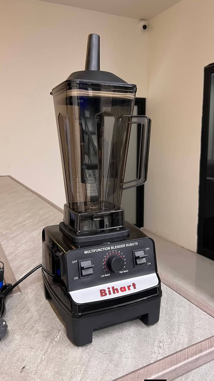 خلاط Bihart المتكامل بقوة 4500 واط وسعة 2.5 لتر

خلاط احترافي متعدد الوظائف، مصمم للأداء العالي والتحمل الشديد في المطبخ، يجمع بين القوة الكبيرة والسعة الضخمة لتحضير العصائر وطحن الحبوب بكفاءة.

• أداء جبار وسرعة فائقة: محرك قوي يصل إلى 32,000 دورة في الدقيقة لسحق المكونات في ثوانٍ.

• وعاء ضخم ومقاوم: سعة 2.5 لتر مصنوع من مادة البولي كربونيت المتينة لتحضير كميات كبيرة دفعة واحدة.

• تحكم دقيق بالسرعة: ميزة (Stepless speed regulation) التي تتيح لك اختيار السرعة المناسبة بدقة تامة.

• شفرات فولاذية حادة: مزود بشفرات تقطيع من الفولاذ المقاوم للصدأ (Stainless steel) قادرة على تكسير الثلج والمكونات الصلبة.

• حماية ذكية للمحرك: نظام أمان داخلي للحماية من التيار الزائد وارتفاع درجة الحرارة لضمان استمرارية العمل.

• العلامة التجارية: Bihart.
• الطاقة الاستهلاكية: 4500W.
• سرعة الدوران: 32,000RPM.
• السعة: 2.5 لتر.
• مادة الوعاء: بولي كربونيت (Polycarbonate).
• الجهد الكهربائي: 220V–240V / 50Hz.
• الاستخدامات: خلط (عصائر، ميلك شيك)، طحن (قهوة، مكسرات، حبوب، توابل).

محتويات العلبة:
• قاعدة المحرك الرئيسية.
• وعاء الخلط سعة 2.5 لتر.
• غطاء الوعاء (مع سدادة الغطاء).
• عصا التحريك اليدوية (Stirrer bar).
• دليل الاستخدام (Instruction Manual).


**إذا كنت صاحب هذا الإعلان وتريد حذفه لأي سبب، رجاءا أرسل رسالة إلى الدعم الفني**