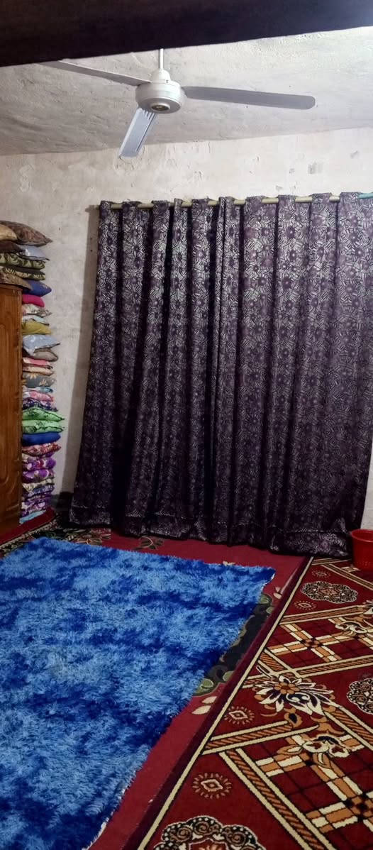 السلام عليكم بيت للبيع طابوزراعي سند 25 يتكون من غرفتي نوم واستقبال و مطبخ وصاله مزدوجه  البناء طابوك  السقف مسلح المسافه 260  متر أمام فظله  المكان قرب والد المحامي والكارتيه سراميك  البيت بيه محل كبير اكثر التفاصيل الاتصال ع الرقم ***********
