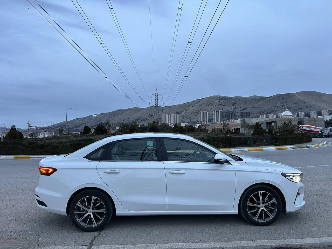 جیلی ئێم گراند  ٢٠٢٥
فول مواسەفات
٢٥٠٠کیلۆمەتر ڕۆشتوە
سەیارەکە ڕەقەم کراوەبەناوی خۆمە
سڵاید
شاشە گەورە
گێچ ئەلیکترۆنی
٣ جۆرلێخوڕین (سپۆرت،ئیکۆنۆمی،کۆمفۆرد)
سایەرەیەکی ئیختیسادیەبە بەنزینی نۆرماڵ کێشەی نیە
جوابی چات نایەموە 
ژمارەی خاوەنی:*********** واتسئەپ
