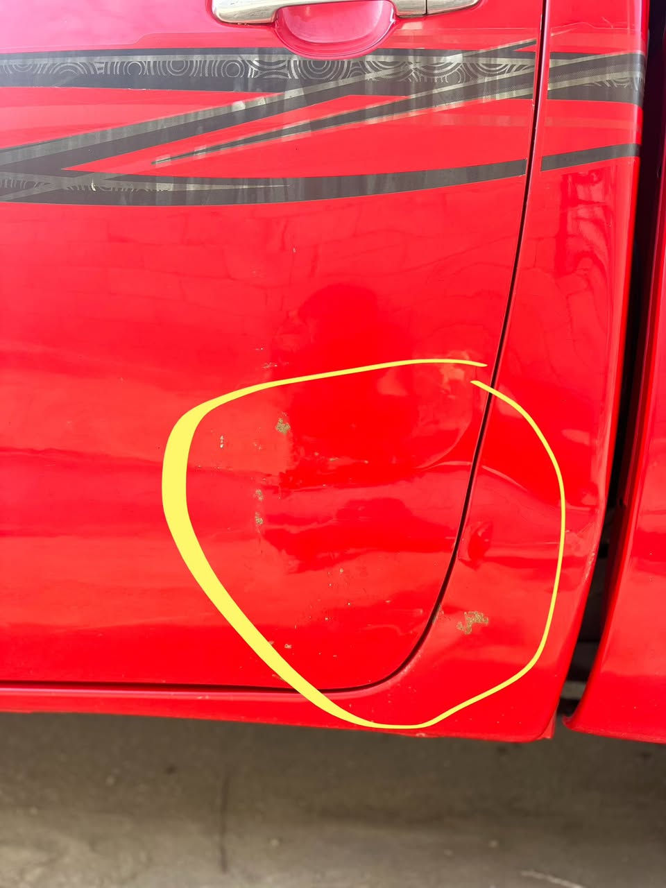 السلام عليكم للبيع بيك اب تيوتا 2013 مكفولة ما عده طخه الموضح في الصورة سنوية ل 2028 السيارة جاهزه تدفه تبريد تايرات حداده باتري جديد السياره ما نقها برقي نضيفه بمعنه الكلمة شاصي 12 
السعر :170 مجال قليل حك الجية 
المكان البصرة
***********
