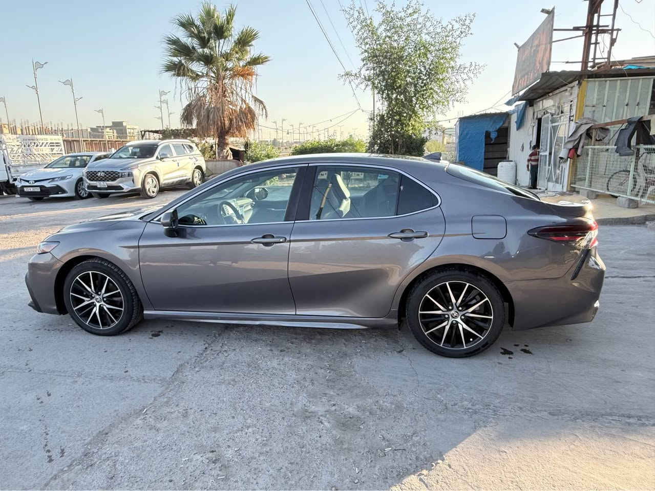 السلام عليكم 
تيوتا كامري 2022 se رقم اربيل الجديد بيع أو مراوس بكورلا هايبرد تريد تحويل او وكاله  حادثها كما موضح بالصور السياره ماشيه 37 الف والسياره صبغ الحوض فقط +الجاملغات الخلفيه بارد + الجنطه تبديل نفس اللون مواصفات السياره كشن السايق كهرباء شاشه كار بلي كشنات جلد كامره كروز سرعه وباقي المواصفات ال se  المعروفه والسياره ميحتاج الها مصرف كامله مكمله  سعر السياره 185 وبيها مجال  مكان السياره الصويره /وبغداد للاستفسار 
*********** الصويرة, واسط
