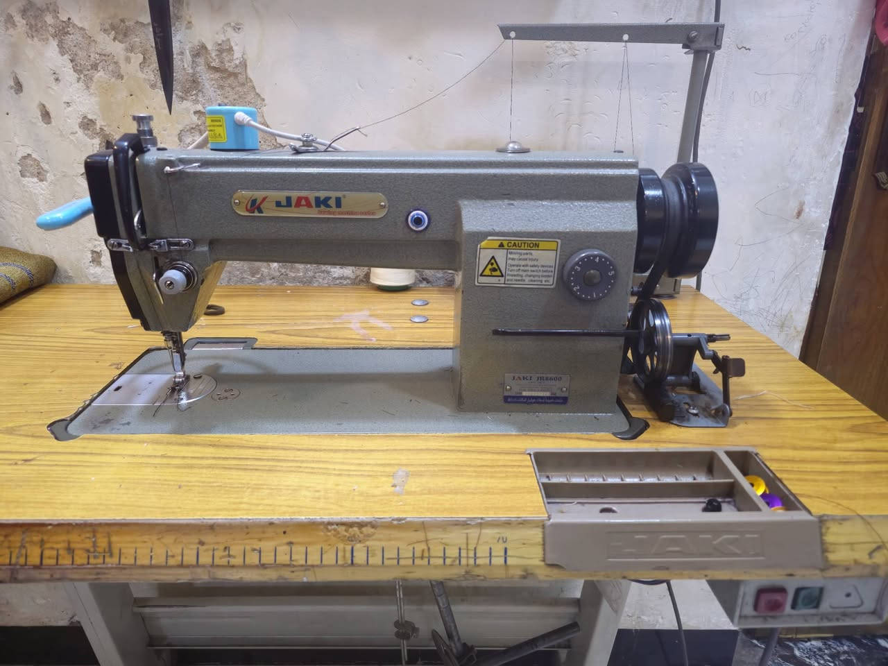 مكينه صناعي نوع جاكي باب اول 8600 نضيفه حيل 
شغاله خياط فول نضيف 
تجي تخيط بايدك تفحص وتأخذ 
سعر ١٨٠ الف 
***********
العنوان بغداد البلديات شارع المصرف حي التراث
