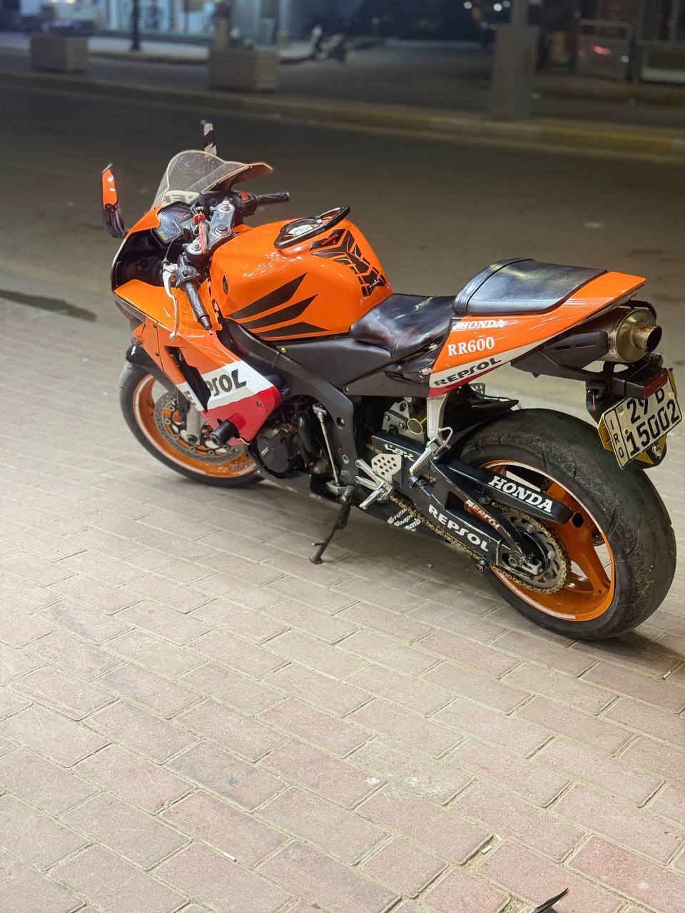 السلام عليكم ورحمه الله وبركاته شباب ارار رقم وسنويه تحويل ثاني يوم الدراجه مكينه وكير كفاله شرط الوكالة 
الدراجه بيه نقوصات التاير الخلفي والدسكات الخلفيه 
والاشاير الخلفيه والكفرات بيهم شخوط وكسر بسيط 
الدراجه مكانه الانبار الرمادي السعر ٤٠ بيه مجال الاستفسار *********** أو خاص
