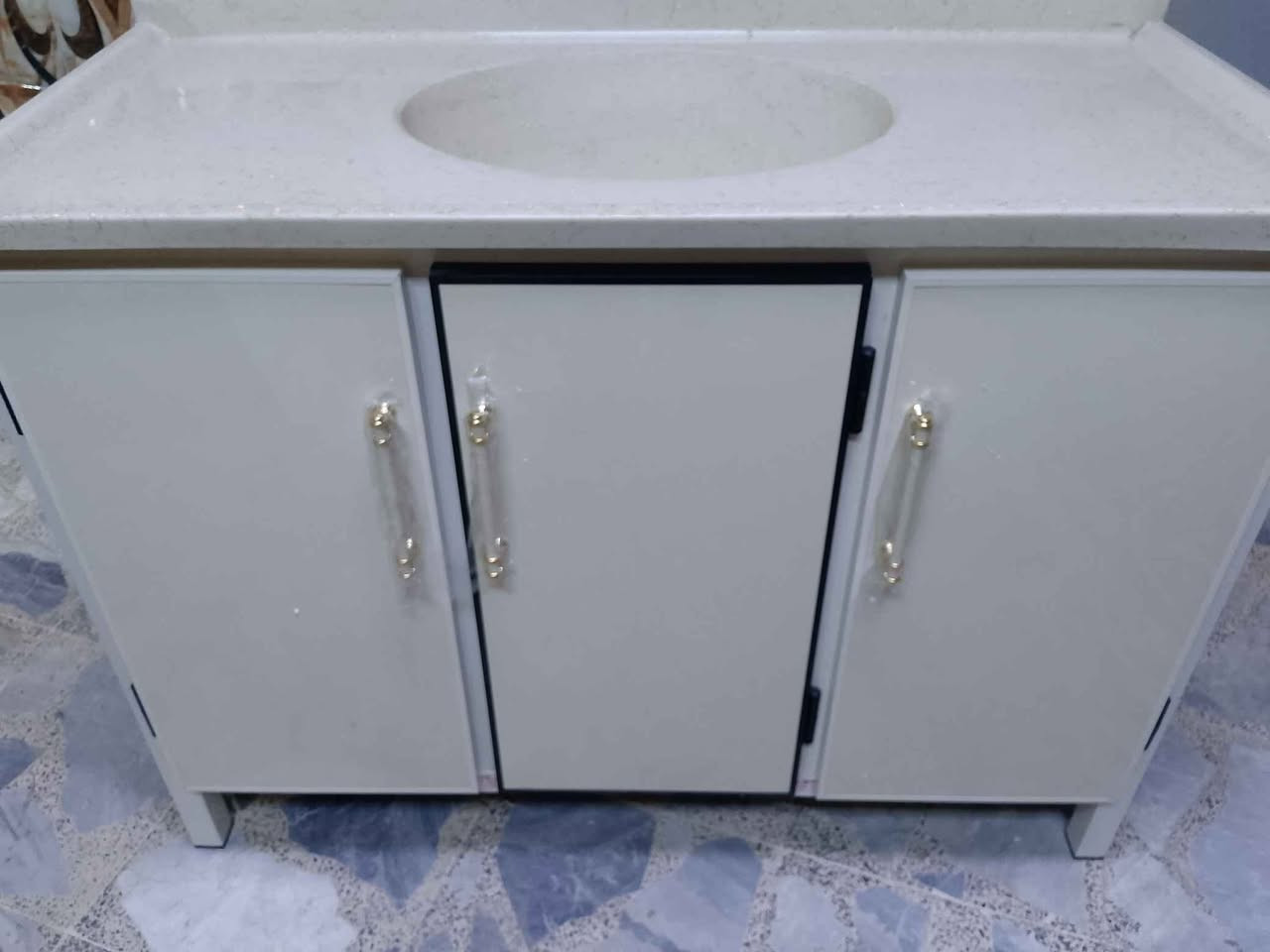 سنك متروعشرين مرمر مبطن الابواب طبقتين سعر 160 توصيل موجود جميع مناطق البصره حجز وتساب ***********شغل تزكام مغلف بلاستيك من الداخل ضد الماء البصرة, العراق
