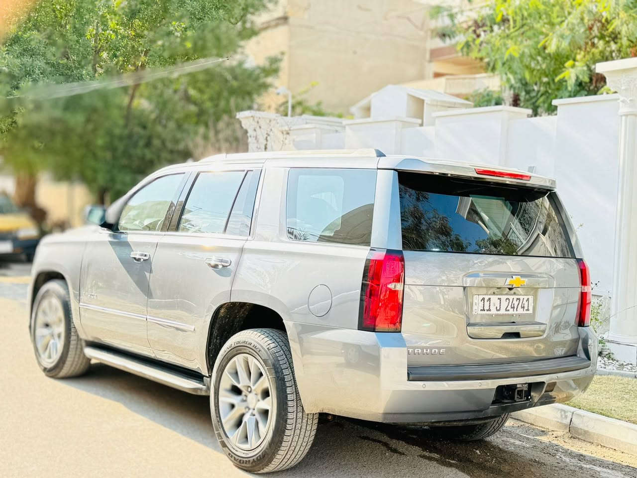 تاهو LT  العلامة الضوئية مديل 2019 اصل بسمي شخصين
السعر : 295 وبيها مجال 
رقم الهاتف ***********
حادثها جاملغ الخلفي وباب بدون ايرباك

رقم بغداد بسمي هزه وفحص جديده 

مواصفات ال LT معروفه 
بجم نيكل ودعامية دبل لحيه 
رادارات 
سقف كنتاره 
تخم تاير 
ويل مديل 23
تحديد مسار 
كشنات كهربائية
شاشة كبيرة 
عداد ديجيتال 
انظمة قيادة 
باب خلفي  كهرباء 
حساس امامي خلفي 
اوتو هود 
تحديد المسار
ثلاجة
وغيرها من المواصفات 
كجات برايمر 
مانع تصادم 
تشغيل عن بعد 
أبواب بصمه 
سايد بريك بصمه 
شاشه كاربلي
