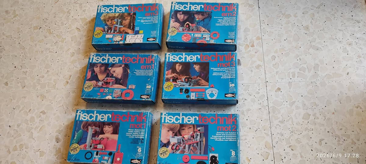 🔧 للبيع – مجموعة fischertechnik vintage كاملة (10 صناديق) 🔧

مجموعة نادرة من الألعاب التعليمية الألمانية الأصلية fischertechnik، صنعت في ألمانيا الغربية، تعود لسبعينيات القرن الماضي.

📦 المجموعة تضم:
✅ صندوق كبير (Grundkasten)
✅ 3 صناديق وسط
✅ 6 صناديق صغيرة (منها EM3 للكهروميكانيكا)

🧠 الاستخدام: مناسبة للهواة الجامعين للالعاب النادرة والمهندسين 
كانت توزع على مهندسين التصميم في الشركات الصناعية لاختبار نماذج جديدة من الالات
 تعتمد على مبادئ الميكانيكا والإلكترونيات والفيزياء.

📍 الحالة: جيدة / القطع كاملة


**إذا كنت صاحب هذا الإعلان وتريد حذفه لأي سبب، رجاءا أرسل رسالة إلى الدعم الفني**