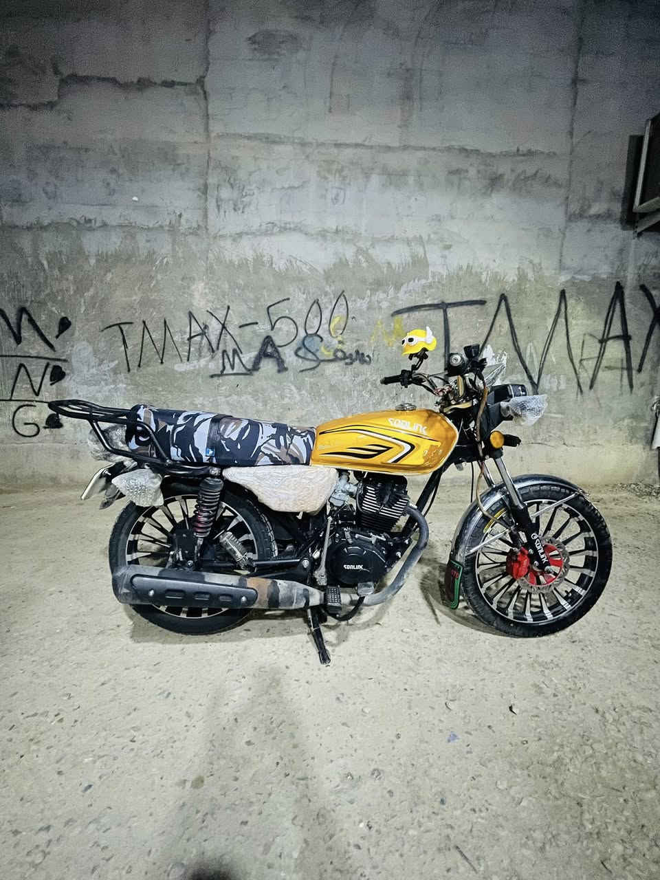 للبيع سيفان موديل 25 دراجه جاهزه كل نقص مابيه سعر 650 قفل شراي يتصل هــ***********
