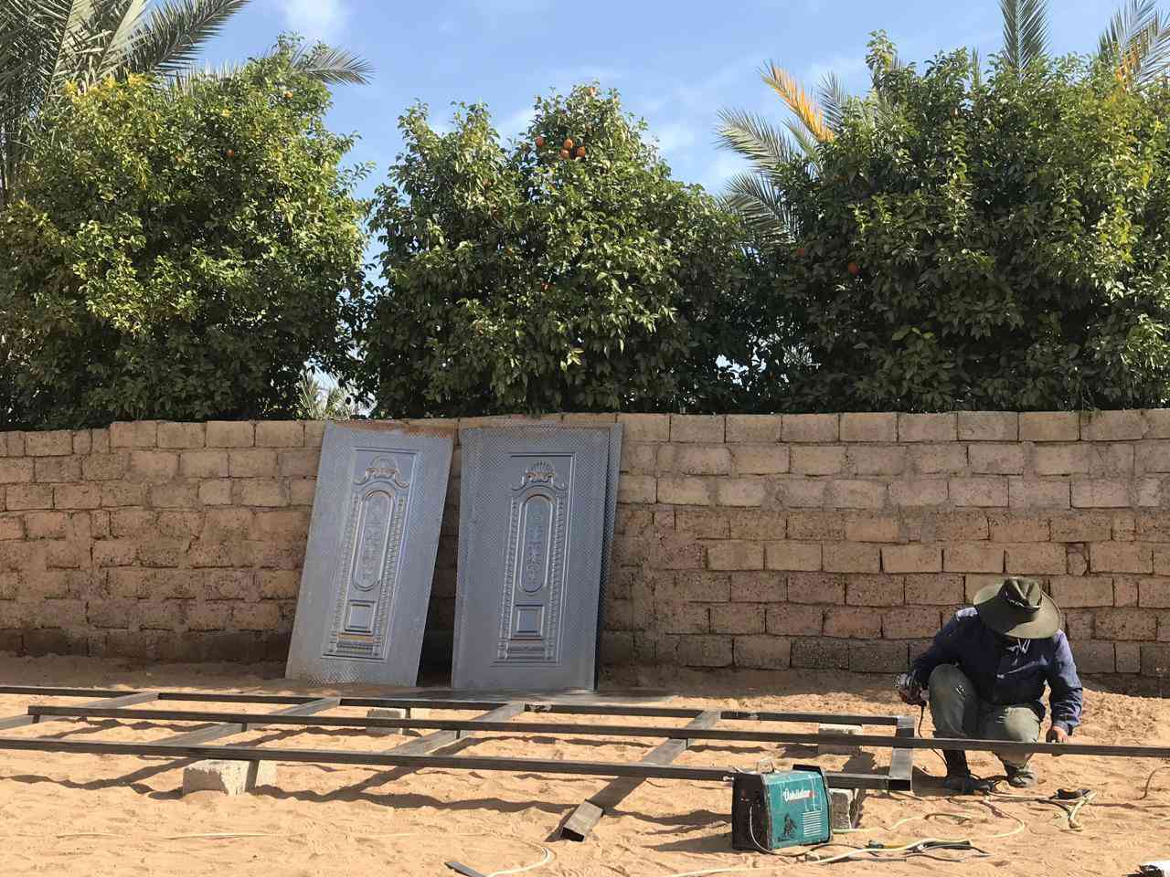 حداد متنقل حداد سفري كلشي يخص الحداده حاضر فصال قمريات حسب الطلب تحويل قمريه  فصال أبواب تركيب أبوب  تصليح أبواب شد أعلان كلشي يخص الحداده حاضر وسعار  مناسبه ربي يرزق الجميع اتصل وتدلل ***********
