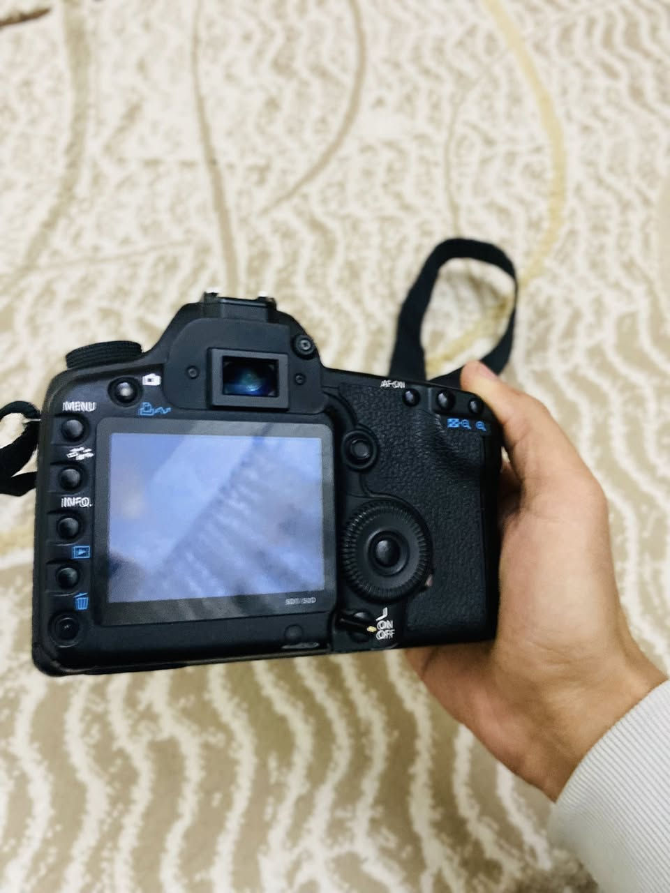 للبيع كانون d5 مارك 2
غنيه عن التعريف كاميرا جدا نضيفه 

🔚ملحقات 🔜

زوم رياضي 70/300. ✅

شاحنه تدعم شحن سريع✅

بطاريه تدوم طويلا ✅

رام✅

كاميرا كلش نضيفه مع زوم رياضي 70/300. سيكما 

بالكارتون جديده 

💣{سعر 400 وبيها مجال 🔥توصيل مجاني }

متواجد فيس واتس او اتصال ***********
