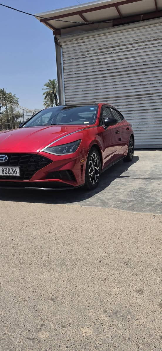 🚗 #للبيع_سوناتا_موديل_23_فول 🚗
هيونداي سوناتا موديل 2023 (وارد أمريكي) - فول مواصفات بحالة ممتازة جداً فول مواصفات.
 ⚙️المحرك والأداء:
 المحرك: 4 سلندر بسعة 2.5 لتر (تنفس طبيعي)، يجمع بين القوة والاقتصادية.
 الإضافات: السيارة عليها تزويد تعديل رياضي مميز يعطيها أداء ومظهر خاص.
 الممشى: 45 ألف فقط (حقيقية).
 الصبغ: قطعتين فقط (دعامية + شبر فوك اللايت).
 الداخل: سليم تماماً وبحالة الشركة (بدون داخل).
 الإيرباك: سليم بالكامل وجاهز (بدون إيرباك
 ✨ أبرز مواصفات الـ (فول مواصفات) لهونداي سوناتا 2023:
 التصميم الخارجي:
 إضاءة أمامية وخلفية Full LED بتصميم السوناتا الرياضي المميز.
 فتحة سقف بانوراما بالكامل.
 رادارات أمامية وجانبية
 (ويلات) ألمنيوم حجم كبير بتصميم رياضي مميز.
 بصمة تشغيل وبصمة أبواب مع ميزة التشغيل عن بعد.
 المقصورة والرفاهية:
 كراسي جلد (فول كهرباء) مع ميزة التدفئة
 شاشة عرض ديجيتال كبيرة (عدادات رقمية بالكامل) تتغير حسب وضعية القيادة.
 شاشة وسطية كبيرة تدعم Apple CarPlay و Android Auto ونظام ملاحة (Navigation).
 نظام صوتي ممتاز (Premium Sound System).
 شاحن لاسلكي ذكي للهواتف.
 أنظمة الأمان والقيادة الذكية:
 نظام القيادة الذاتية الذكي (تحديد مسار والحفاظ على المسار).
 رادار مانع تصادم أمامي وخلفي مع كبح تلقائي عند الطوارئ.
 نظام مراقبة النقاط العمياء في المرايا الجانبية.
 حساسات أمامية وخلفية للمساعدة على الوقوف.
 وضعيات قيادة متعددة (Eco, Comfort, Sport, Smart).
 📌 السيارة جاهزة من كل النواحي، مسرفسة وجاهزة للتحويل.
📞 للاستفسار أو معرفة السعر، يرجى المراسلة على الخاص أو الاتصال على الرقم: [***********]
