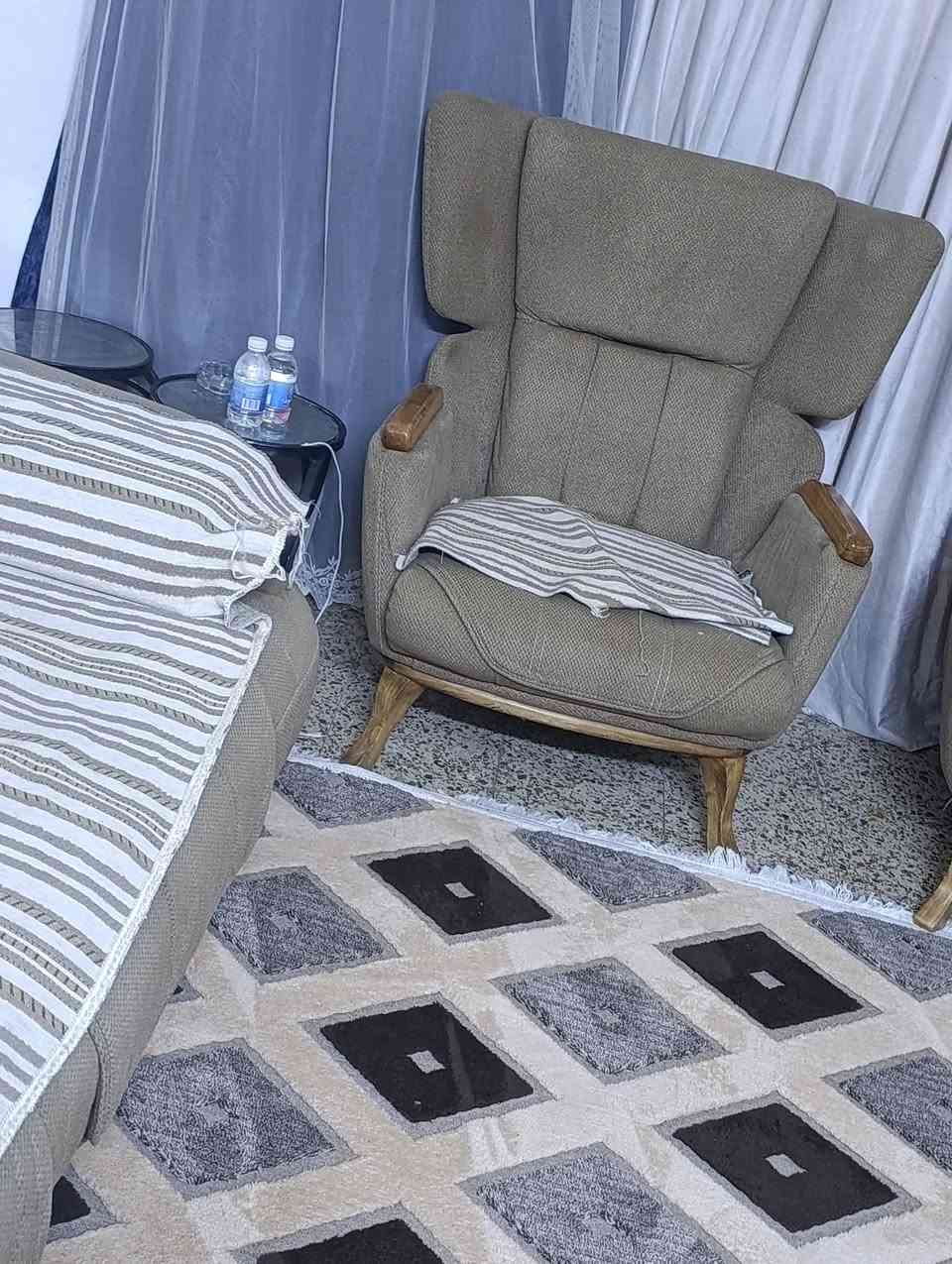 تخم للبيع سرير تنفتح الضهر والجوانب اليدات نوع ايطالي اسم فيراري مكاني الشعب قنفتين كبار وكراسي ثنين 
للاستفسار الاتصال ***********
