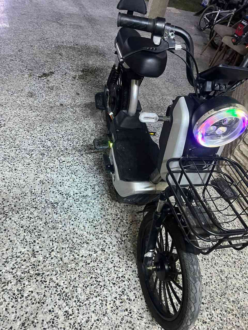 دراجة شحن للبيع الحجم ٢٢ تسع شخصين ٦ بطاريات ويني أصلية تايرات بريكات بلادي إشارة يمين ويسار ولايت قوي بك لايت ولايت بريك ٣نمر حساس ملف وحساس عقل وحساس بريك خلفي وامامي وحساس سكليتر السعر ٥٠٠ الف
سبب البيع الاهل الدراجة صارلهة يمي شهر الدراجة نظيفة اللة شاهد
لاتصال :***********  المكان بغداد
