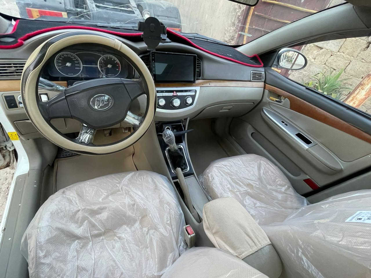 السلام عليكم سياره ليفان 12محوره كورلا مكينه وگير عادي صدر مكينه گير خير من الله تبريد يرادله بس قايش السعر ٤٢ العنوان بغداد ***********
