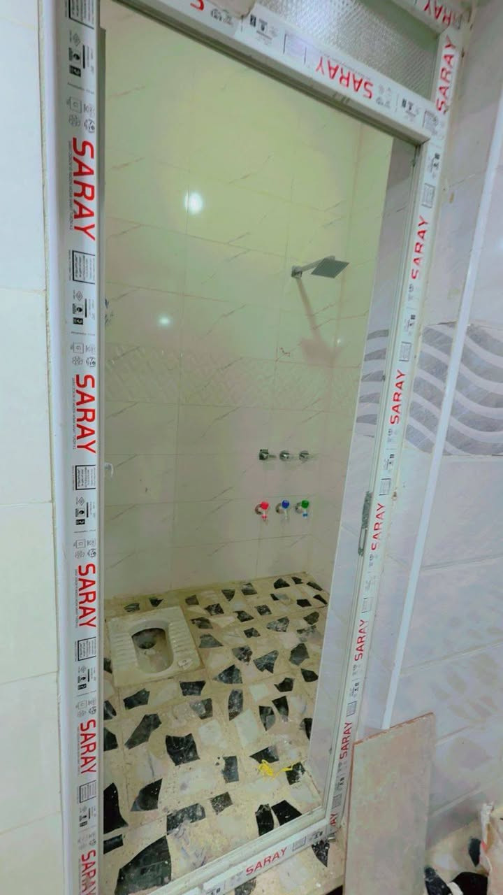 السلام عليكم بيت 50 متر بناء 2026 بعده جديد محد كاعد بي يحتوي علا ستقبال و هوه حوالي هوه مطبخ و صحيات و منور الطابق الأول و الطابق الثاني غرفة جبيره سويت 
و سطح و بيتونه السعر 75 الستفسار اكثر علا ***********
