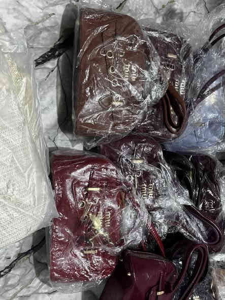 � شلعــة حقائب مميزة 🔥

 • هيرمز (10 قطع × 4 آلاف)
 • ديور (8 قطع × 3 آلاف)
 حقيبه miu miu  عدد 8 سعر 4الف
 • توت باك (11 قطعة × 2 آلاف)�ميدالية الكرز عدد 8 كلهن ب5 الف
المجموع 37 قطعة بسعر 123 الف

‪0786 165 0745‬
