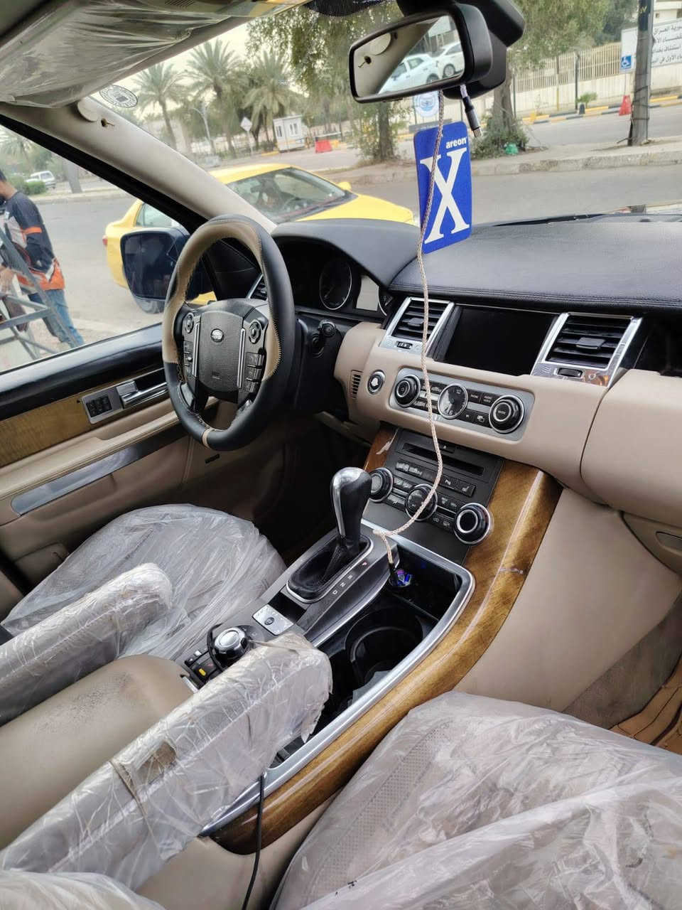 ⸻

📞 ***********

🔥 رانج روفر سبورت 2010 🇬🇧 – أوتوبيوغرافي 🔥
✨ من أنظف الرانجات بهذا الموديل 
سيارة مميزة جدا وكلش جديدة 

▪️ رقم اربيل
▪️ ماشية 126 ألف كم
▪️ وارد وكالة سردار
▪️ صيانة كاملة وجاهزة، ما تحتاج أي مصرف

💪 محرك 8 سلندر (بنزين عادي بدون سوبر)
🔧 مكينة وكير حدادي – بشرط الفحص، مكفولة كفالة عامة

🚗 السيارة شرط الفحص بالكامل
✔️ بدون صبغ
✔️ جاهزة للاستخدام مباشرة

⸻

🌟 المواصفات 🌟
🔹 3 شاشات DVD
🔹 نظام رفع (جكات) بثلاث وضعيات قيادة
🔹 فتحة سقف (سلايد)
🔹 4 أبواب بصمة + بصمة تشغيل
🔹 كشنات جلد كهرباء + تدفئة (حتى الخلفي)
🔹 داخلية  وأسود (خاص بالأوتوبيوغرافي)
🔹 تايرات جديدة
-------فول موصفات
------مراوس حسب القناعه
⸻السعر 140

📍 موقع السيارة: بغداد تاجي سبع البور
