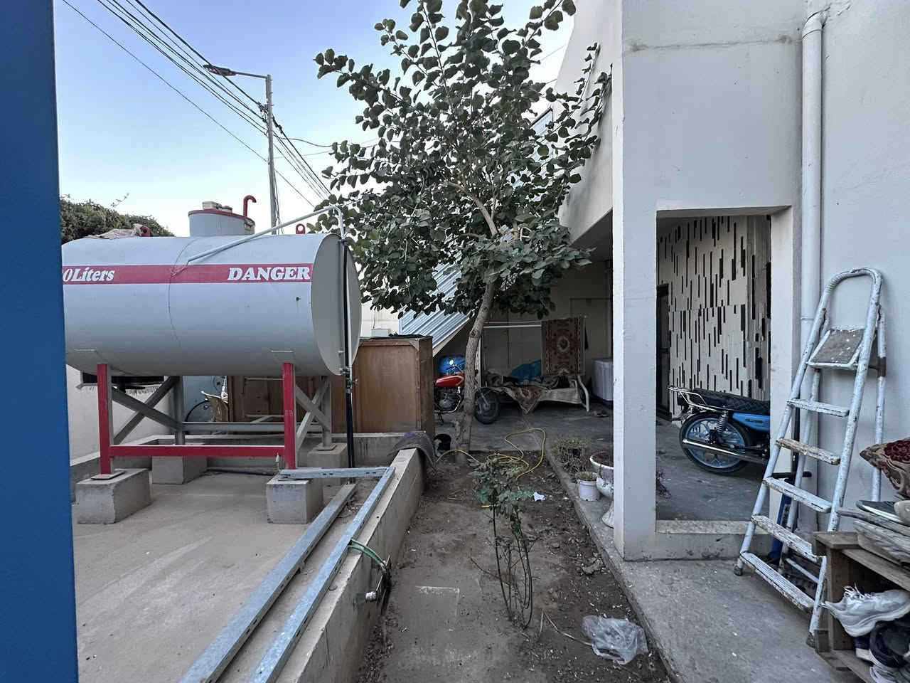 بيت للبيع في مجمع قريه الغدير الثانيه  المساحه ٢٠٠ متر الموقع مقابيل الاميرات شارع ٢٠ منصب اله برج اثير الوارد السنوي ٦ ملايين مطلوب للمصرف ٤٠ مليون ويحتوي على اضافات السعر خاص للمراسله او الاستفسار الاتصال على ***********
