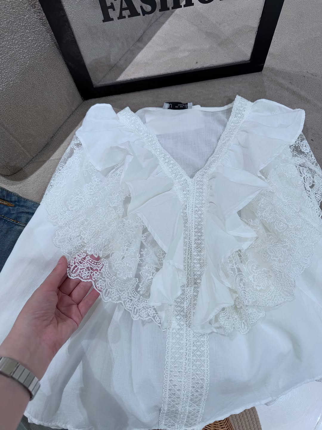 ⁨	⁨	قميص بتصميم دانتيل  كوالتي عالي 💕
 متوفر ب 4 الوان 🛍️
قياسات 36-44✨
 طول القميص 60cm✨
بنطرون كيلوت طول كامل 
قياسات 36-46
#اكسبلور_فولو #اكسبلور_explore #اكسبلورر #اكسبلور_ضيفونا #اكسبلور_العراق_السعوديه_الاردن_ايران_الكويت_طق_لايكات_كومنت_يلاا💙⁩⁩


**إذا كنت صاحب هذا الإعلان وتريد حذفه لأي سبب، رجاءا أرسل رسالة إلى الدعم الفني**