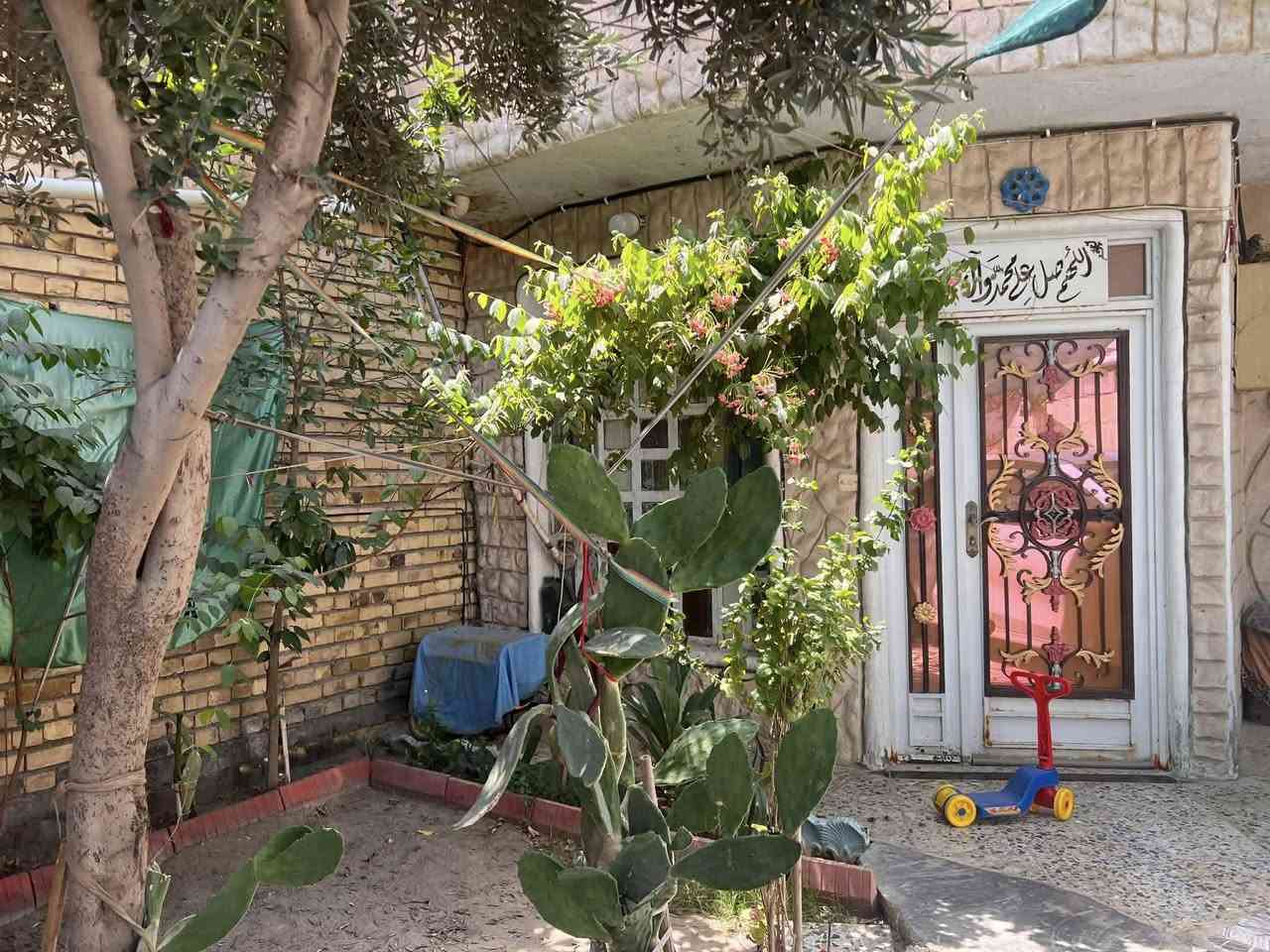 تحية طيبة،،

🏠دار سكن طابو صرف للبيع

📐 المساحة : ١٥٠ متر  الوجه ٧ونص والنزال ٢٠م

📍الموقع :  معمل السوس شارع الحسينه نهايته الفرع بصف الركن يبع او مراوس بالموظفين او السياسيين ،،

#للمعلومات خدمات كامله بالمنطقة ،،

#يحتوي على غرفه +ستقبال +صاله+مطبخ حمامات داخليه وخارجيه طابق واحد بيتون وأستاره وكراج سياره واسع مع حديقه ،،

#السعر : ٩٥ مليون وبي مجال ،،

#ملاحظة بيع او مراوس بالموظفين او السياسيين 

للاستفسار/ ***********  /***********
