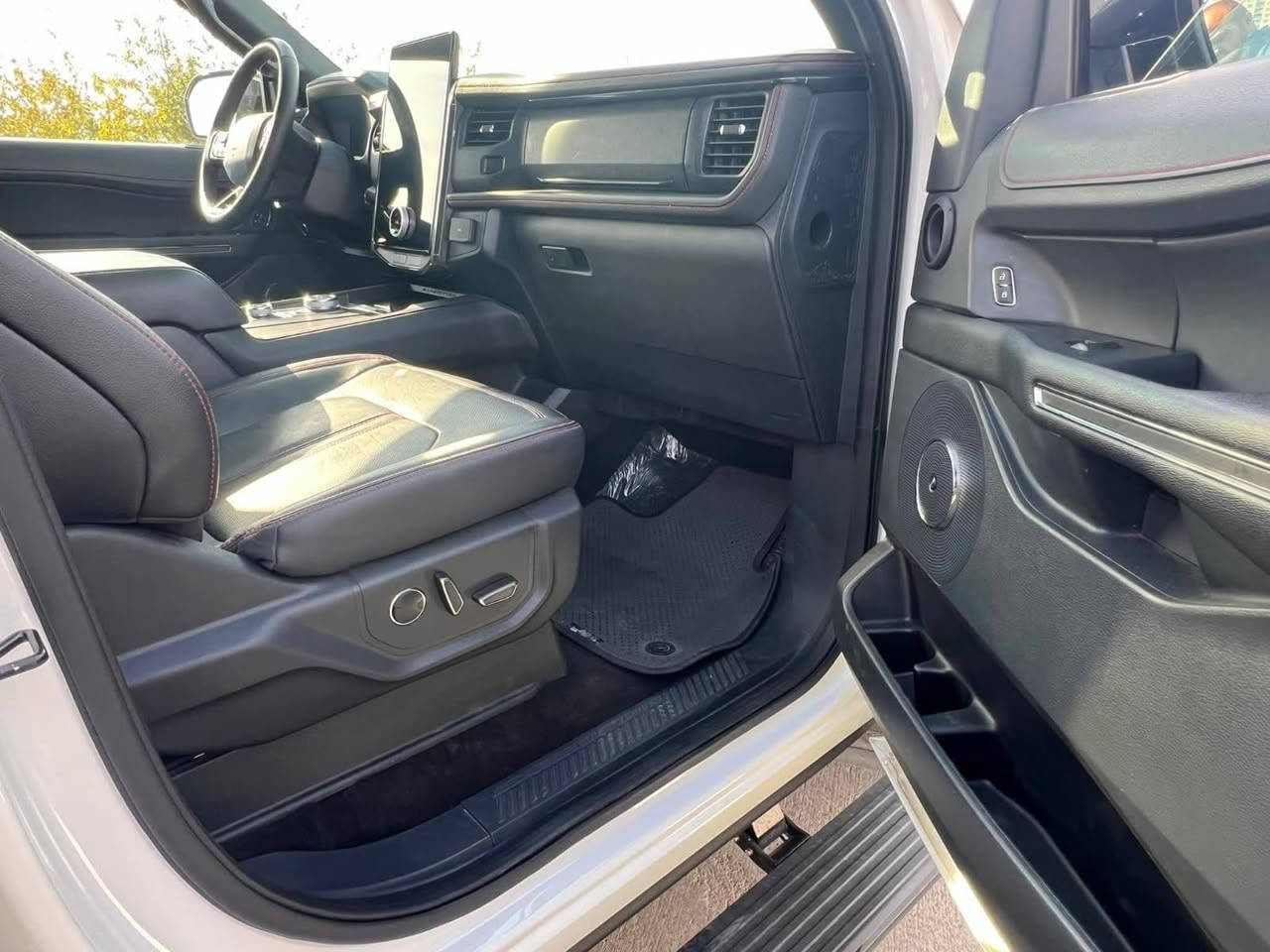 فورد اكسبديشن موديل 2022
وكالة القاصد رقم سليمانية مميز 
لمتيد ستيلث فوول للاخير مكفولة 
مواصفات كامله فتحه/دوسات كهرباء/٢بصمه سويج/ ٥ بصمات مع صندوق/كشن حار وبارد/ كامره 360/ رادار امام وخلف وجوانب/ سلايت بانوراما/قيادة آلي/ شاشه تسلا/وبيها بعد مواصفات ......  السيارة كامله مكمله وجديده 👈موجوده ببغداد 
مغلفة ppf ماشي ١٦ الف كيلو متر تقريبا 
السيارة كالجديد والسعر منقصر المهتم يتواصل معنا وبخدمته 
***********
