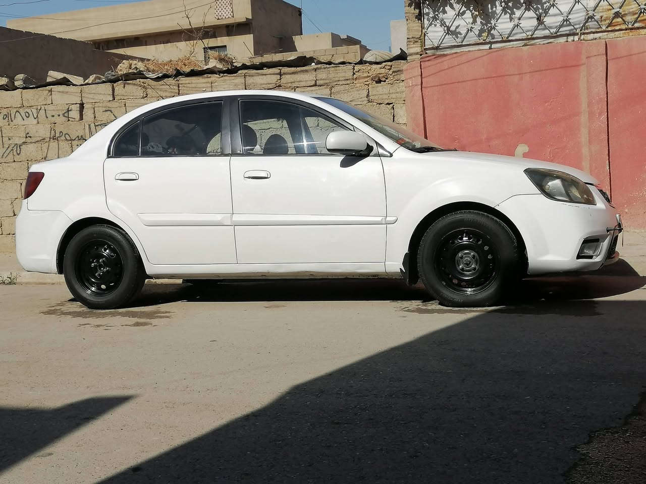 ريو موديل 2012 بيها اربع قطع صبغ بدون دواخل محرك كيرر شرط *********** _***********

